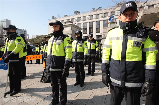 ▲ 8일 오전 서울 종로구 헌법재판소 앞에서 경찰이 만일의 사태를 대비해 경계 근무를 서고 있다. 석 달간 대한민국을 뒤흔든 박근혜 대통령 탄핵심판 사건 선고일이 이르면 8일 결정된다. /연합뉴스