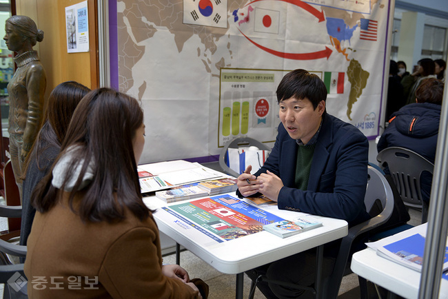 ▲ 배재대는 대학 21세기관 로비에 해외취업상담 전용부스를 설치하고 해외 취업을 준비하는 학생들에게 1:1 상담서비스를 제공 중이다.