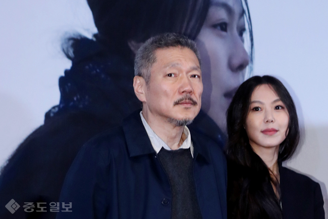 ▲ 홍상수 감독(왼쪽)과 배우 김민희가 13일 오후 서울 광진구 자양동 롯데시네마 건대입구점에서 열린 영화 '밤의 해변에서 혼자' 언론 시사회에서 포즈를 취하고 있다./연합뉴스