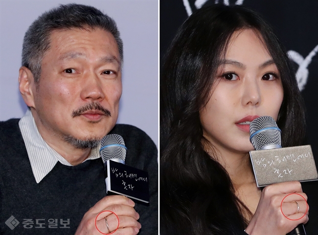 ▲ 홍상수 감독과 배우 김민희가 커플링으로 추정되는 반지를 끼고있다./연합뉴스