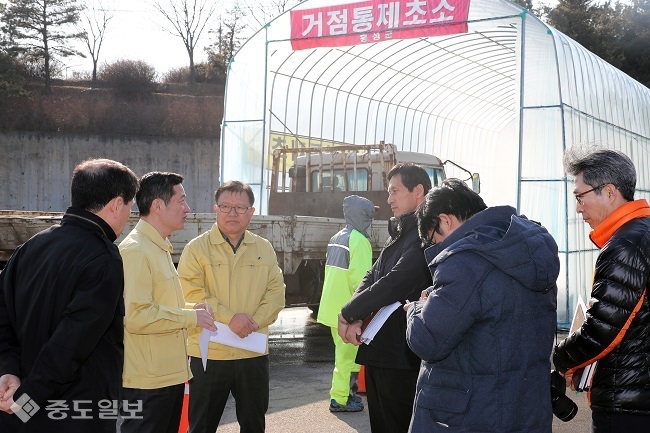 ▲ 허승욱 충남도 정부무지사(왼쪽에서 두 번째)가 지난달 14일 전국 최대 축산단지인 홍성군의 거점소독소 등 방역 시설을 점검하고 관계자들과 대화를 나누고 있다./자료사진=충남도 제공.