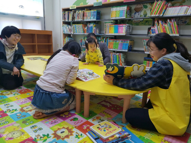 ▲ '아이들이 스마트폰보다 책을 가까이 하면  좋겠다'는 희망을 가진 부모라면 홍성도서관의 책 읽기 프로그램 이용이 권장된다. 사진은 홍성도서관 유아독서방 모습./홍성도서관 제공.