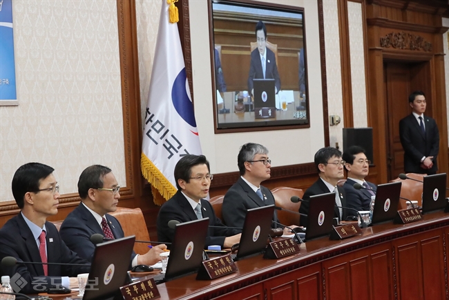 ▲ 황교안 대통령 권한대행 국무총리가 15일 오후 서울 세종로 정부서울청사에서 열린 임시 국무회의에서 대선 불출마 입장 등을 밝히고 있다. /연합뉴스