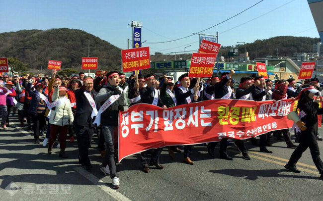 ▲ 바닷모래 취채를 반대하는 보령시 어민 500여명은 15일 오후 대천항에서 즉각적인 채취중단을 요구하는 항포구 시위를 벌였다. 이날 전국에서는 4만여명의 어민들이 동시시위에 참여했다. 