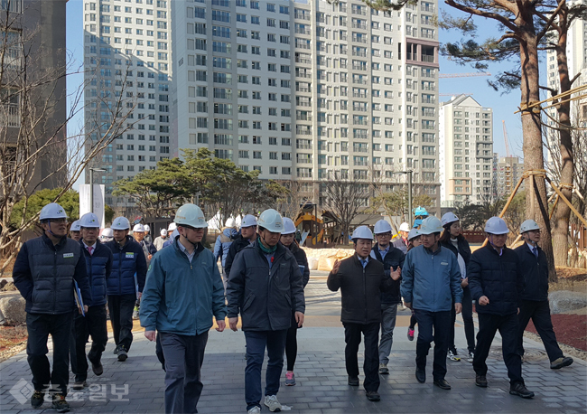 ▲ 이충재 청장이 특화 설계가 적용된 주택현장을 최종적으로 점검하고 있다.