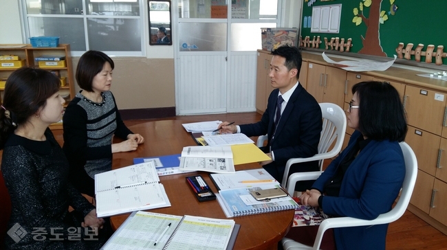 ▲ 충남도교육청 한글교육 관계자들이 예산 대술초를 방문해 입학초기 한글교육 지도 및 한글교육 지원 방안에 대해서 논의하고 있다.충남도교육청 제공.