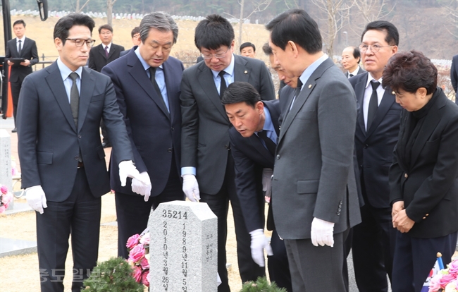 ▲ 바른정당 정병국(왼쪽부터)·김무성 의원, 이종구 정책위의장, 황영철·정운천·박인숙 의원과 김성태 사무총장(앞)이 20일 대전 유성구 국립대전현충원 '천안함 46용사 묘역'에서 참배하고서 묘비를 살피고 있다. /연합