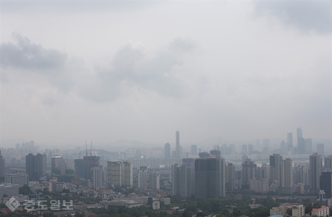 ▲ 21일은 전국이 대체로 흐린 가운데 수도권·강원영서는 미세먼지 '매우나쁨' 수준을 기록하겠습니다. /연합db