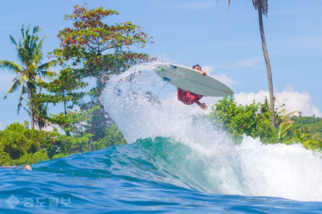 ▲출처=게티이미지./숨바와 섬의 높은 파도는 많은 서퍼들에게 사랑받고 있다.