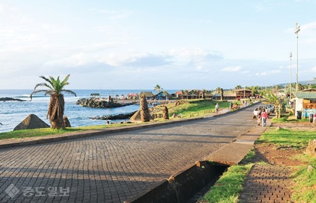 ▲출처=뚜르드몽드 매거진/ 이스터 섬 시가지 '항가로아' 해안도로