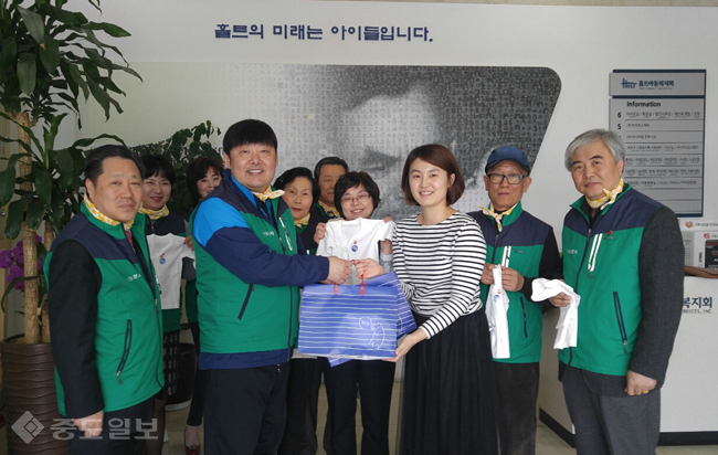 ▲ 나베봉 그룹과 부천시청 탁구팀 김완 감독은 홀트아동복지회를 방문해 사랑과 정성으로 마련한 '배넷저고리'를 전달했다. /사진=나베봉 그룹
<br />