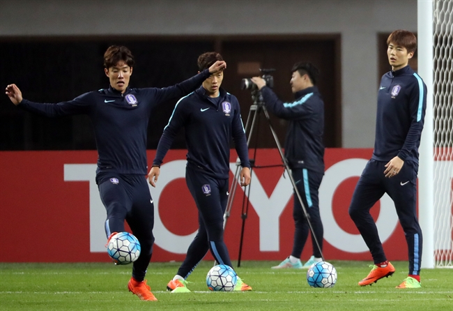 ▲ 2018 러시아 월드컵에 출전한 한국축구대표팀이 중국과 예선 경기를 하루 앞둔 지난 22일 중국 창사 허룽스타디움에서 훈련하고 있다./연합