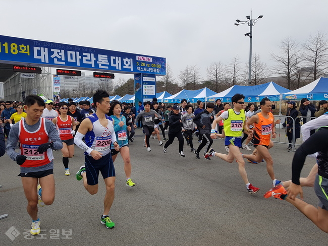 ▲ 제18회 대전마라톤대회가 26일 전국의 마라톤 동호인, 학생, 가족 등 3000여 명이 참여한 가운데 상황리에 마무리됐다.