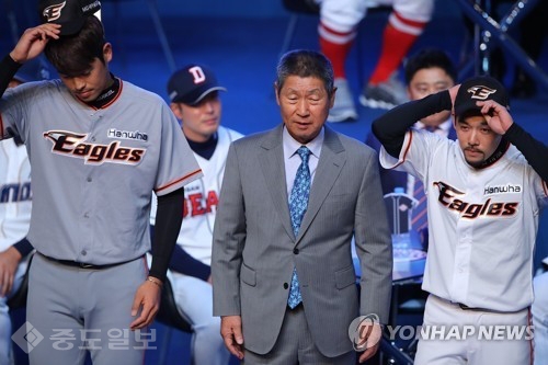 ▲ 27일 오후 서울 용산구 이태원로 블루스퀘어 삼성카드 홀에서 열린 2017 KBO 미디어데이에서 한화 이글스의 김성근 감독(가운데)과 이태양(왼쪽)과 이용규가 인사하고 있다 = 연합뉴스 자료사진