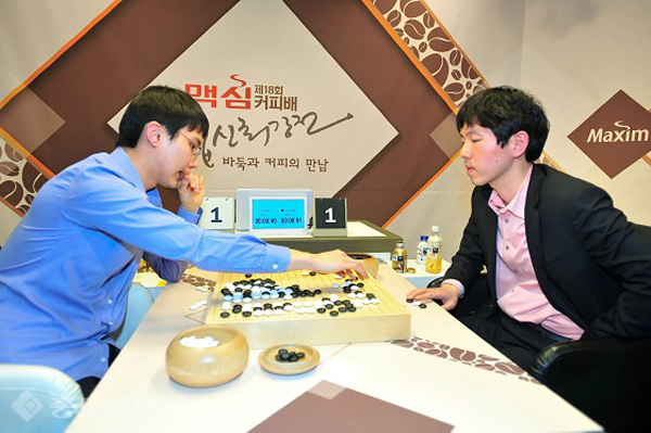 ▲ 27일 한국기원 바둑TV스튜디오에서 벌어진 제18기 맥심커피배 입신최강전 8강 마지막 경기에서 박정환 9단과 이창호 9단의 대국모습. <한국기원 제공>
<br /> ▲ 27일 한국기원 바둑TV스튜디오에서 벌어진 제18기 맥심커피배 입신최강전 8강 마지막 경기에서 박정환 9단과 이창호 9단의 대국모습. <한국기원 제공>
<br />