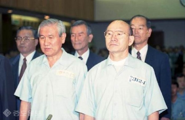 ▲ 전두환(오른쪽), 노태우(왼쪽) 전 대통령이 1996년 8월26일 5‧18 광주민주화운동, 12‧12와 관련한 선고공판을 위해 법정에 출두했다. /사진=e-영상역사관