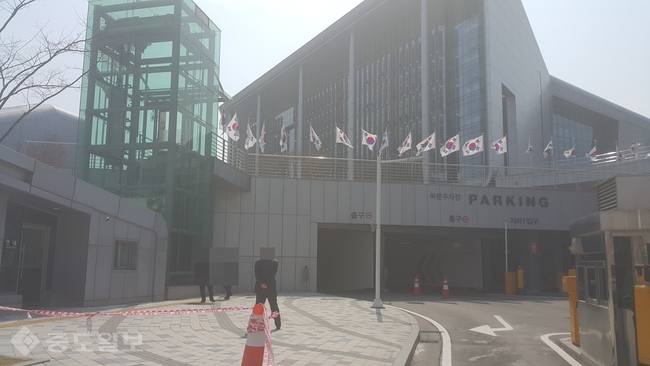 ▲ 주민들에게 등 돌린 충남도. 도 관계자는 경비실 뒤에만 머물다가 본보의 취재 후 잠시 집회를 지켜봤지만, 이내 등을 돌리고 말았다. ▲ 주민들에게 등 돌린 충남도. 도 관계자는 경비실 뒤에만 머물다가 본보의 취재 후 잠시 집회를 지켜봤지만, 이내 등을 돌리고 말았다.