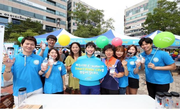 ▲ K-water가 파주시와 공동으로, 국민이 안심하고 수돗물을 마실 수 있는 서비스인 ‘스마트물관리’와 건강한 수돗물 캠페인을 벌이고 있다.
<br />