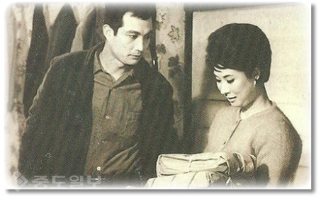 ▲ 엄앵란(오른쪽) ▲ 엄앵란(오른쪽)