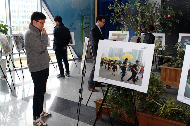 ▲ 충남도교육청 직원들이 세월호 참사 추모영상 및 사진 전시회를 둘러보고 있다.충남도교육청 제공.