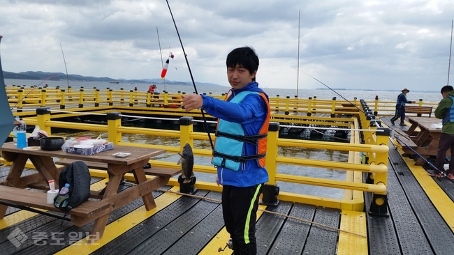 ▲ 전국최대 홍성 천수만 해상낚시공원을 찾은 낚시객이 자세를 잡고 있다./홍성군 제공.