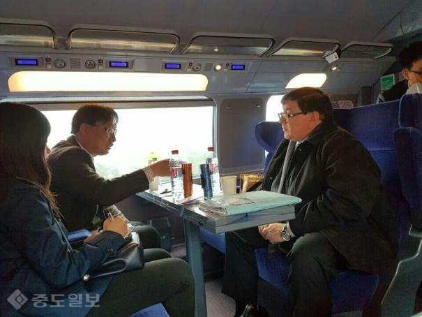 ▲ 홍순만 코레일 사장이 알자스 기지에 있는 TGV-듀플렉스 2층 객실 내에서 SNCF 관계자로부터 2층 고속 열차의 안전성에 대해 설명을 듣고 있다.