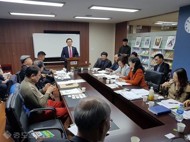▲ 21세기 영어연구회(회장 정승남)회원26명이 강남구 역삼동 DH빙딩에서 세미나 갖고 정승남 회장이 기조연설을 하고 있다/제공=세계밀리터리룩페스티벌 