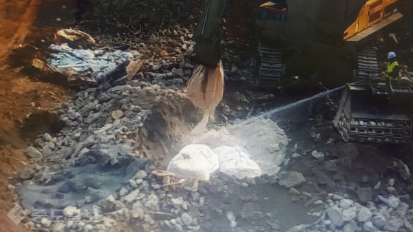 ▲ 용인 대우건설 아파트 현장 폐기물 반입 후 일반 폐기물과 혼합 [동영상 캡처]