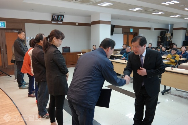 ▲ 장학금을 전달하고 있는 이상윤 서산농협 조합장(맨 우측)