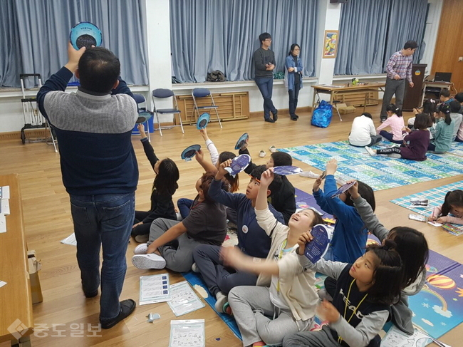 ▲ 지난 6일 예산 봉산초에서 실시한 ‘인문학과 만나는 별축제’.충남도교육청 제공.