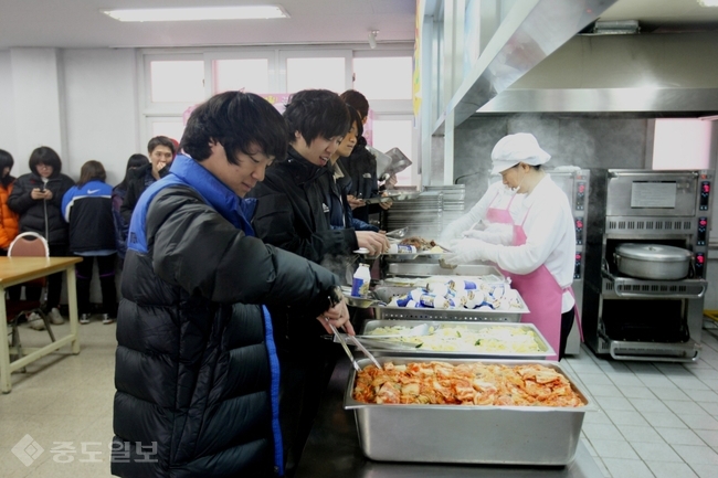 ▲ 홍성군 로컬푸드 학교급식 지원센터에서 공급한 식재료를 사용한 홍성 한 학교의 학교급식 배식 모습./홍성군 제공.