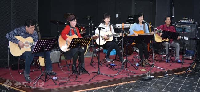 ▲ 예담통키타동호회 연습실 풍경 (좌측부터 : 김동현 손인경 김현화 백미현 정종현)