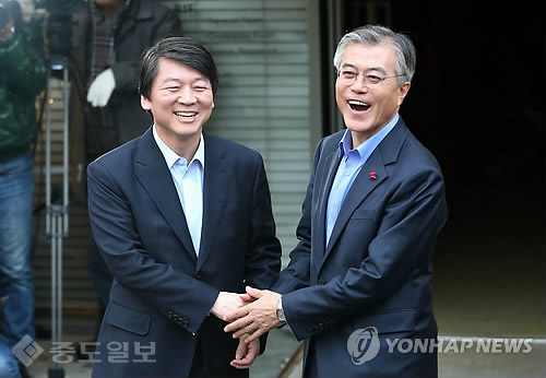 ▲ 안철수(사진 왼쪽), 문재인 후보/사진=연합 DB ▲ 안철수(사진 왼쪽), 문재인 후보/사진=연합 DB