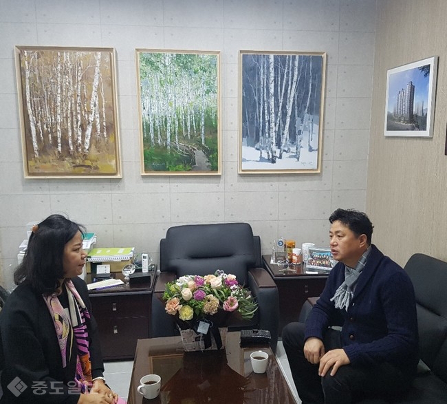 ▲ 백영주 중도일보 독자권익위원이 세대 분리형 아파트를 선보인 레자미 종합건설 이용운 대표와 인터뷰하고 있다.  사진 차정기 플로리스트 제공