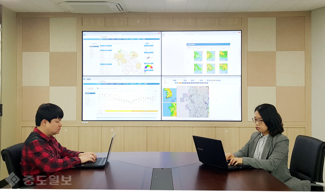 ▲ 17일 개소되는 충남 보건환경연구원 대기질종합관리센터 연구원들이 도내 대기오염측정장비를 통해 실시간 전달되는 대기오염량을 분석하고 있다.<충남도제공>