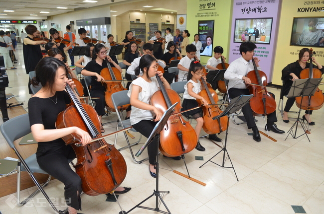 ▲ 건양대병원은 환자들의 빠른 쾌유를 기원하고 마음을 위로하기 위해 ‘로비 음악회’를 열고 있다.<사진:건양대병원> 