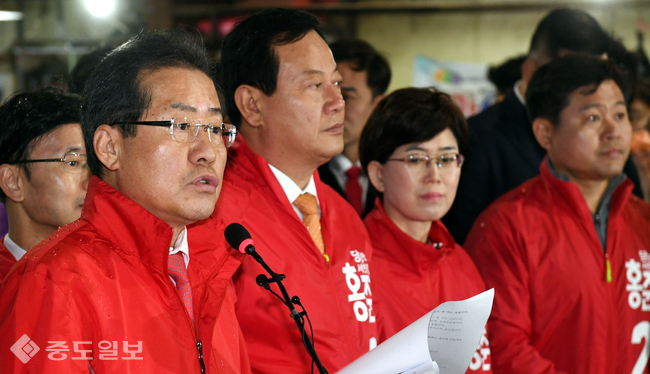 ▲ 자유한국당 홍준표 대선후보가 17일 대전 동구 역전시장을 방문, 소상공인 공약을 발표하고 있다. 이성희 기자 token77@