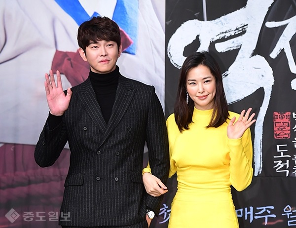 ▲ MBC 드라마 '역적:백성을 훔친 도적' 제작발표회서 윤균상<왼쪽>과 이하늬가 포즈를 취하고 있다.