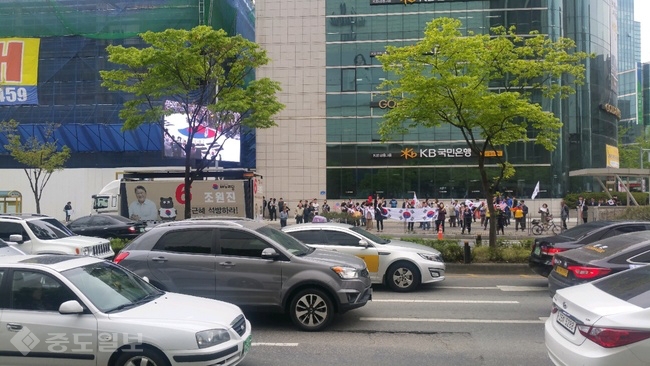 ▲ 대전 서구 타임월드 건너편에서 지지 유세를 펴는 새누리당 조원진 후보.