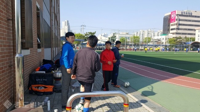 ▲ 김경훈 의장이 23일 관내 조기 축구회를 찾아 더불어민주당 문재인 후보를 지지해달라는 부탁을 하고 있다.