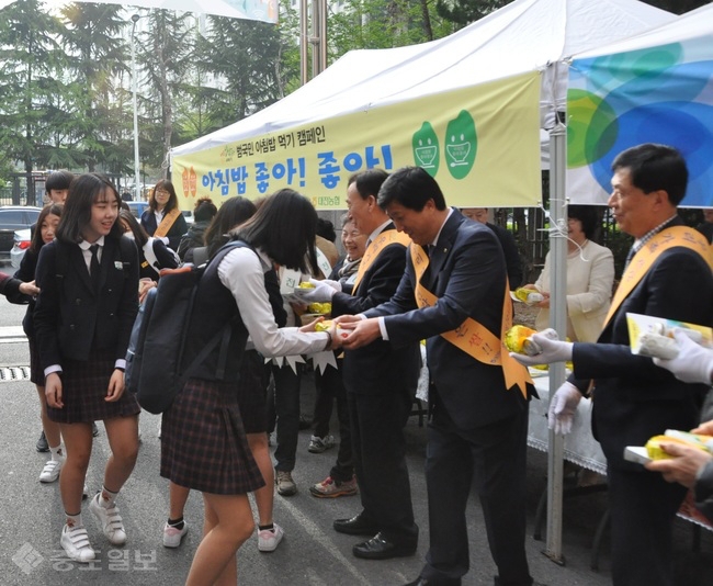 ▲ 　대전농협(본부장 안병서)과 (사)우리농업지키기운동본부 대전지역본부(본부장 손명환)는 대전교육청(교육감 설동호)과 협력해 지난 21일 대전 삼천중학교(교장 허 민)에서 전교생 1200명을 대상으로 쌀 소비촉진을 위한 ‘쌀 한톨에 키 한 톨(Tall)’캠페인을 실시했다. = 대전농협 제공