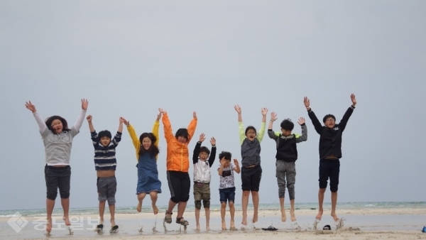 ▲ 함덕해변에 있는 서산부석초간월도분교 학생들
