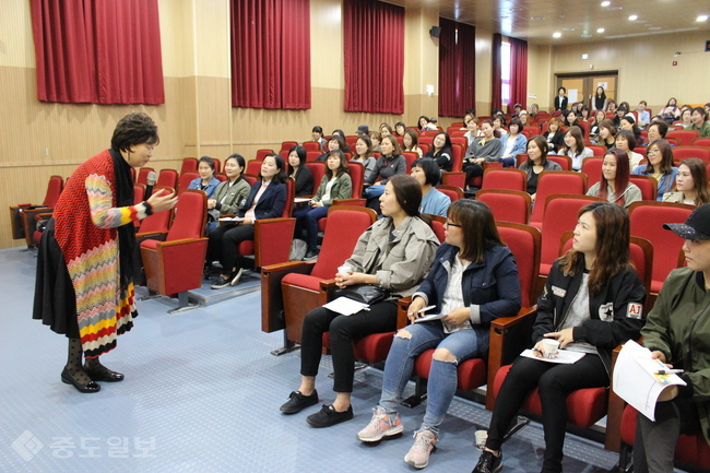 ▲ 충남유아교육진흥원이 지난 26일 당진교육지원청 대강당에서 마련한 당진 학부모 대상 행복공감 찾아가는 연수에서 한 강사가 학부모들에게 아이의 자신감 향상을 위한 교육 기능 등을 설명하고 있다./충남유아교육진흥원 제공.