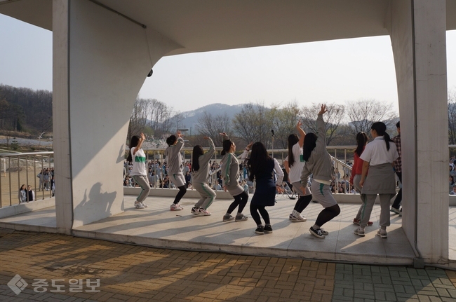 ▲ 충남 한 학교의 여학생 체육활동 모습./충남교육청 제공.