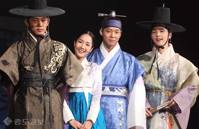 ▲ 왼쪽부터 유아인, 박민영, 박유천, 송중기가 드라마 제작발표회에서 기념촬영을 하고 있다.