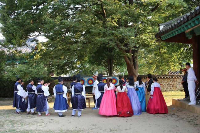 ▲출처=전주향교 홈페이지/전주향교에서 한복을 차려입은 시민들이 전통문화 체험을 진행하고 있다.