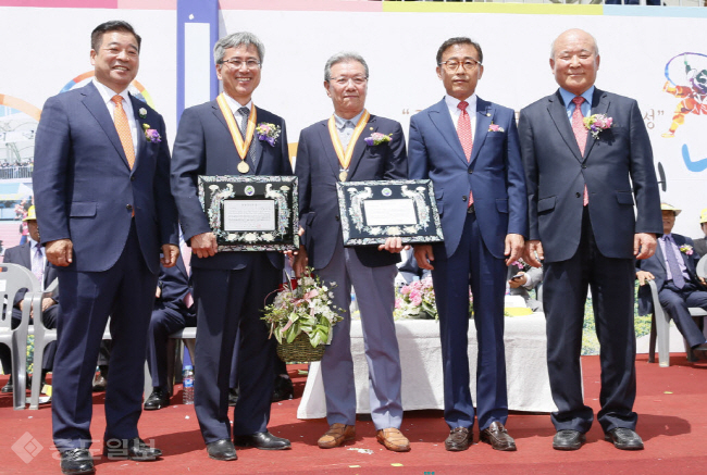 ▲ 왼쪽부터 이용부 보성군수, 문승일교수,  김인식회장, 강복수 보성군의장, 박호배 보성군민의날 추진위원장/보성군 제공