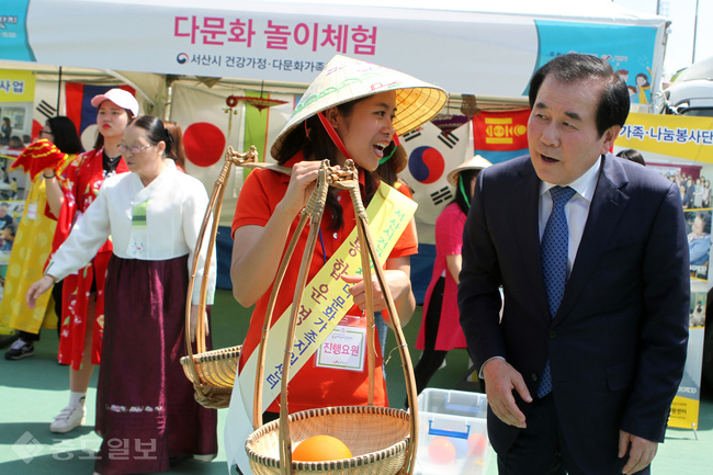 ▲ 김지철 충남도교육감이 다문화 부모와 대화를 나누고 있다./충남도교육청 제공.