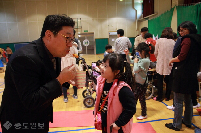 ▲ 떡볶이(사진 전시작품). 서산성봉학교 김영운 학부모회장이 학교 아나바다 장터에서 교장선생님이 학생에게 줄 떡볶이를 호~ 불어주는 따스한 모습을 담았다.충남도교육청 제공.
<br />