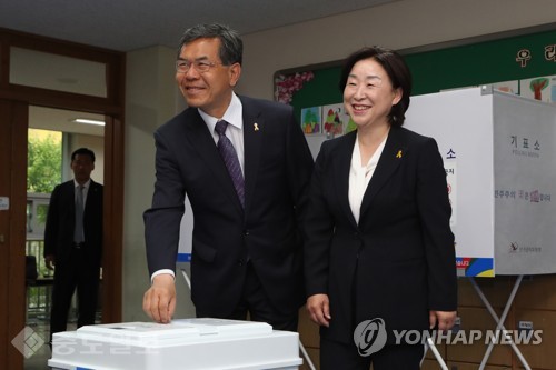 ▲ '투표 미소'
<br />정의당 심상정 대선후보가 제19대 대통령선거일인 9일 경기도 고양시 신원초등학교에서 남편 이승배 씨와 함께 투표한 뒤 활짝 미소 짓고 있다. 